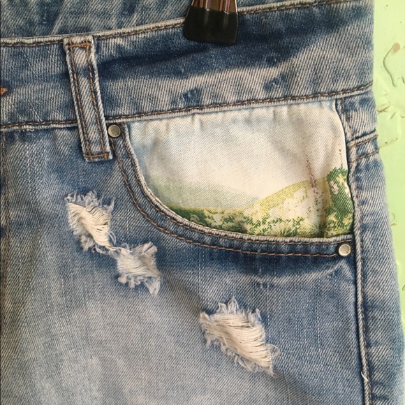 Disney OLAF Denim Shorts Distressed Ladies size 8 - Picture 4 of 5